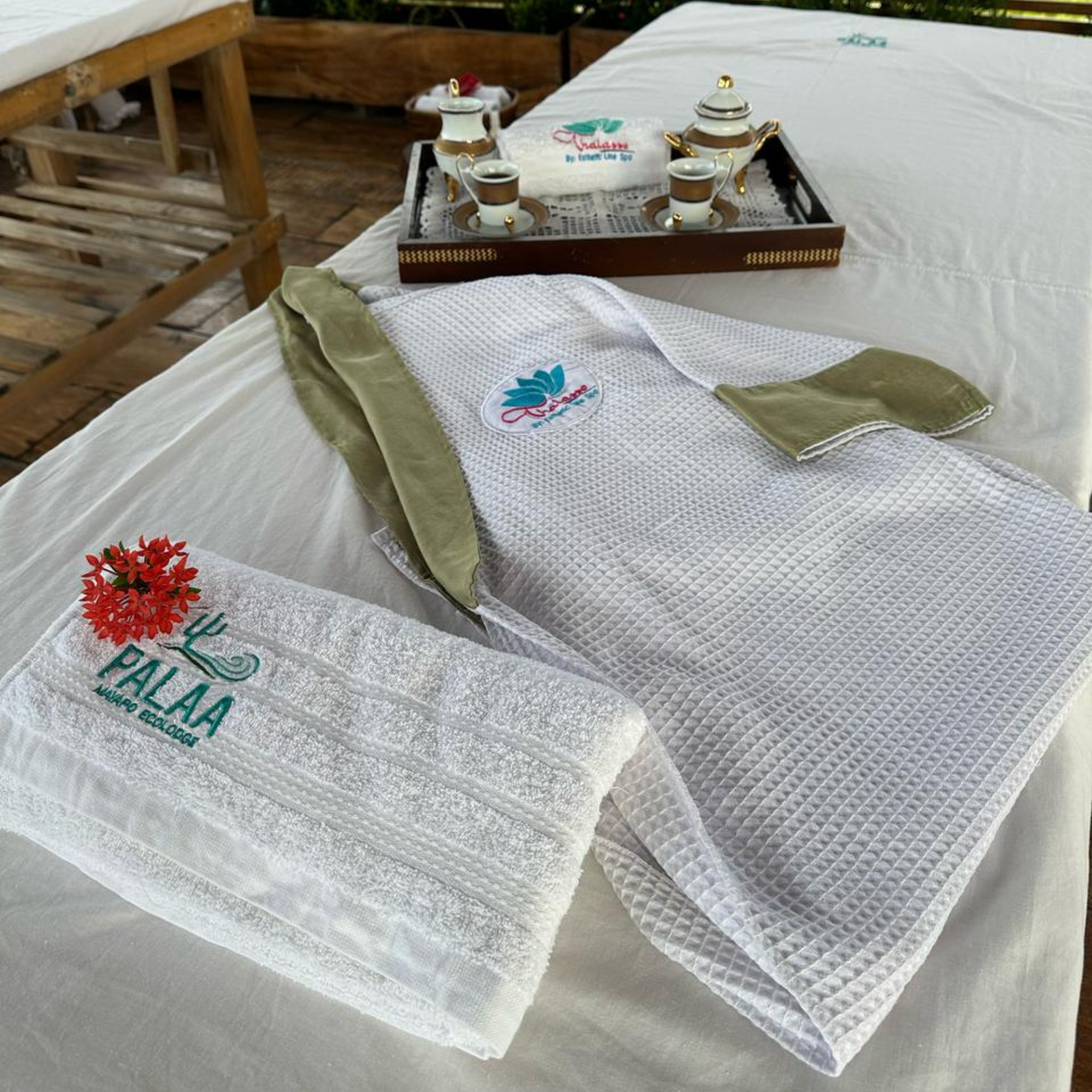 Aquí encontrarás un ambiente acogedor con un restaurante que ofrece desde sabores típicos de la región hasta platos que te sorprenderán, siempre acompañado por la brisa y el sonido del mar. Frente a la playa te espera nuestro Palá Relax Lounge, un rincón inspirado en la tradición Wayuu, con muebles de madera local y hamacas perfectas para relajarte. Imagina disfrutar un cóctel frío, algunos preparados con ingredientes propios de la Guajira, mientras contemplas el horizonte y el vaivén de las olas. Nuestro equipo se encargará de llevártelo hasta tu hamaca para que solo tengas que dejarte llevar por la calma y la belleza de Mayapo.